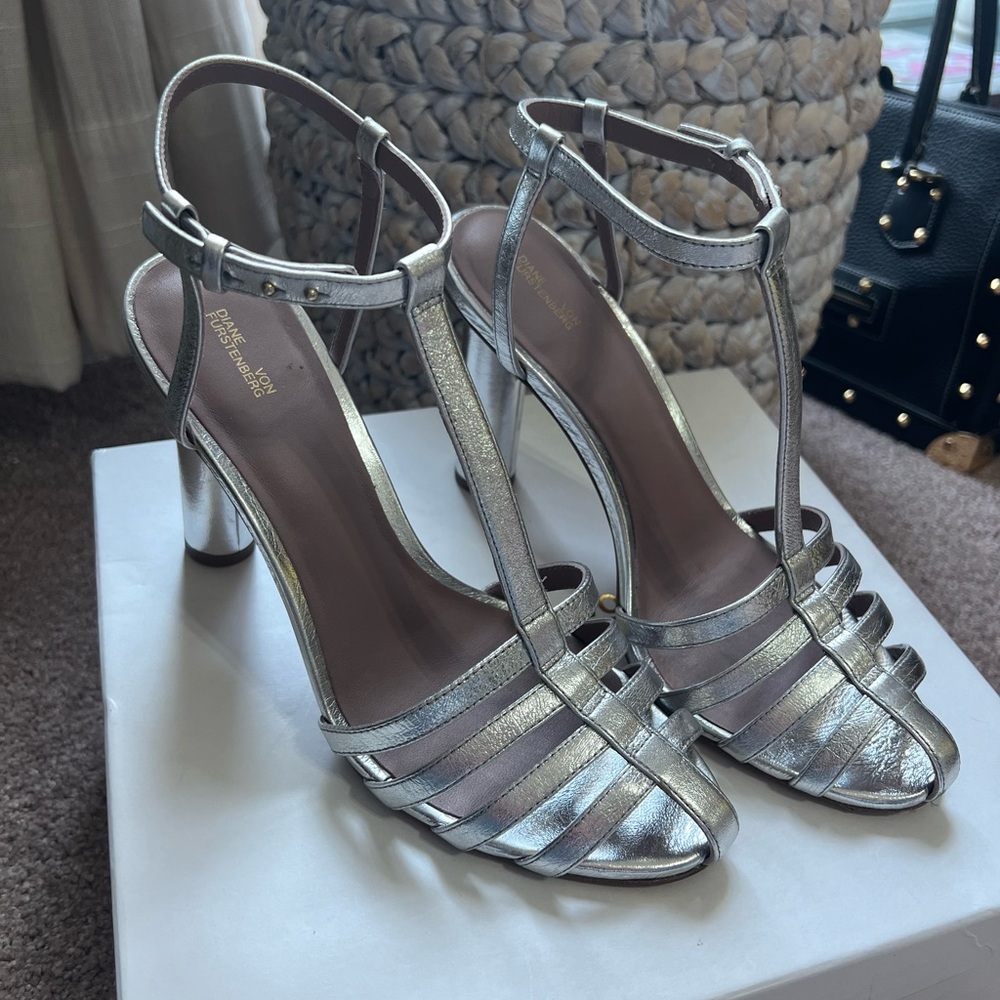 Diane Von Furstenberg Silver leather cage heels party metallic sz 8 38 date - Picture 3 of 10